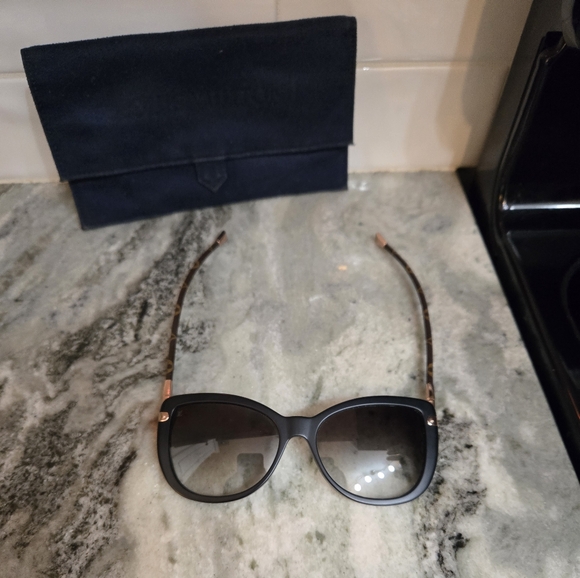 Authentic Louis Vuitton women's black sunglasses - Picture 7 of 9